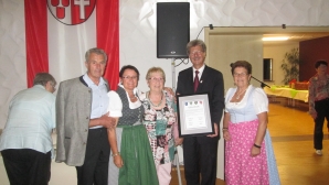 Familie Übl mit Bgm Bernhard Bessel